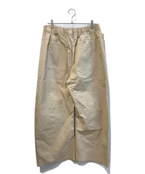 adidas（アディダス）adidas (アディダス) エッセンシャル ワイドパンツ　KD6572 ベージュ サイズ:SIZE 91cm (W36) 未使用品の古着・服飾アイテム