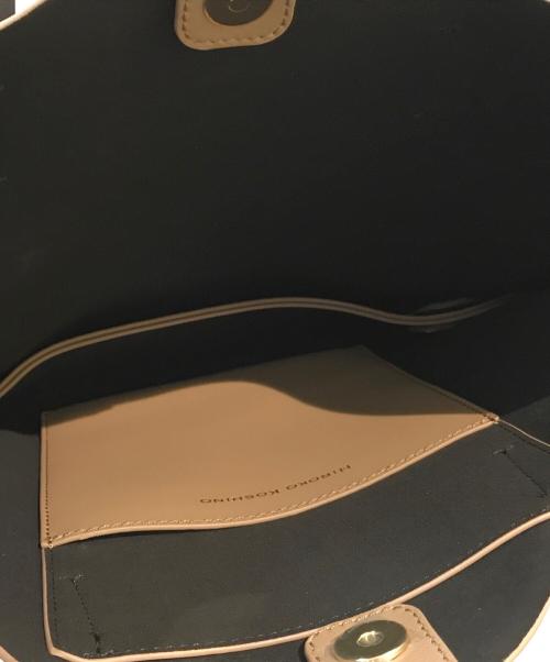 HIROKO KOSHINO（ヒロコ コシノ）HIROKO KOSHINO (ヒロコ コシノ) ウェーブメタルスタッズトート ベージュの古着・服飾アイテム