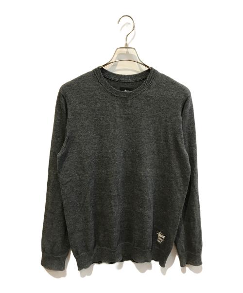stussy（ステューシー）stussy (ステューシー) ロゴ刺繍クルーネックニット グレー サイズ:Ｍの古着・服飾アイテム