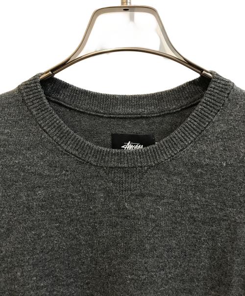 stussy（ステューシー）stussy (ステューシー) ロゴ刺繍クルーネックニット グレー サイズ:Ｍの古着・服飾アイテム