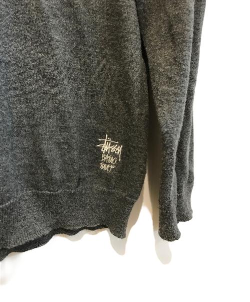 stussy（ステューシー）stussy (ステューシー) ロゴ刺繍クルーネックニット グレー サイズ:Ｍの古着・服飾アイテム
