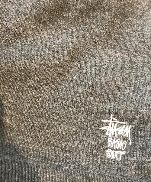 stussy（ステューシー）stussy (ステューシー) ロゴ刺繍クルーネックニット グレー サイズ:Ｍの古着・服飾アイテム
