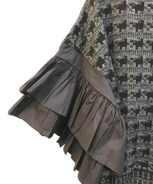 HIROKO KOSHINO（ヒロコ コシノ）HIROKO KOSHINO (ヒロコ コシノ) 袖フリルニット　RRFFC20900 ブラック サイズ:Ｍ 未使用品の古着・服飾アイテム