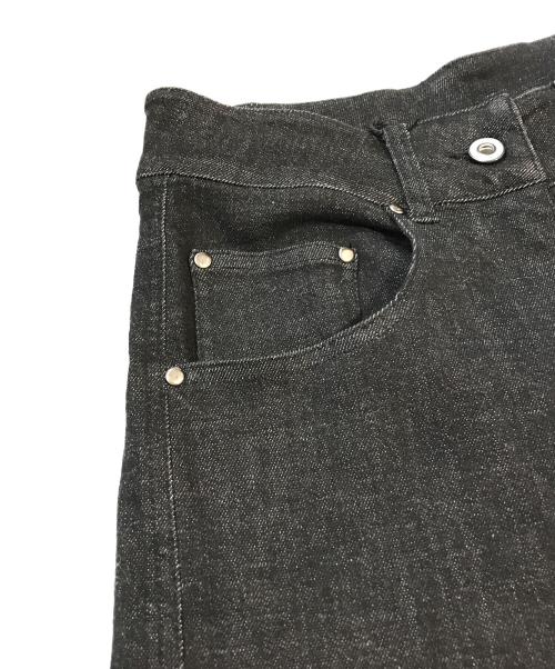 cafe de INDiGo（カフェ ド インディゴ）cafe de INDiGo (カフェ ド インディゴ) ストレッチカーブデニム　MIE102PCE ブラック サイズ:W25 未使用品の古着・服飾アイテム