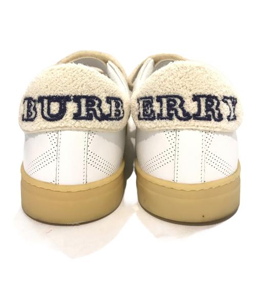 BURBERRY（バーバリー）BURBERRY (バーバリー) ベルトクロススニーカー　ITCARSRL8MAL ホワイト サイズ:40の古着・服飾アイテム