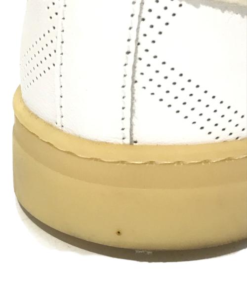 BURBERRY（バーバリー）BURBERRY (バーバリー) ベルトクロススニーカー　ITCARSRL8MAL ホワイト サイズ:40の古着・服飾アイテム