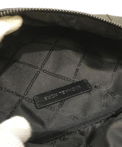 MICHAEL KORS（マイケル・コース）MICHAEL KORS (マイケル・コース) モット ミディアム ストライプ ペブルドレザー ベルトバッグ ブラックの古着・服飾アイテム