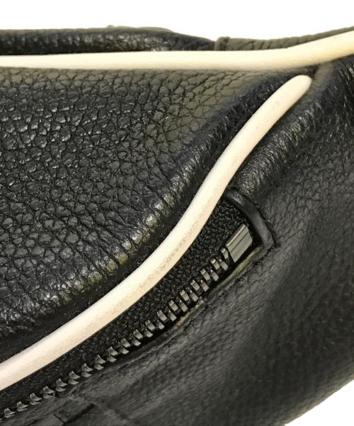 MICHAEL KORS（マイケル・コース）MICHAEL KORS (マイケル・コース) モット ミディアム ストライプ ペブルドレザー ベルトバッグ ブラックの古着・服飾アイテム