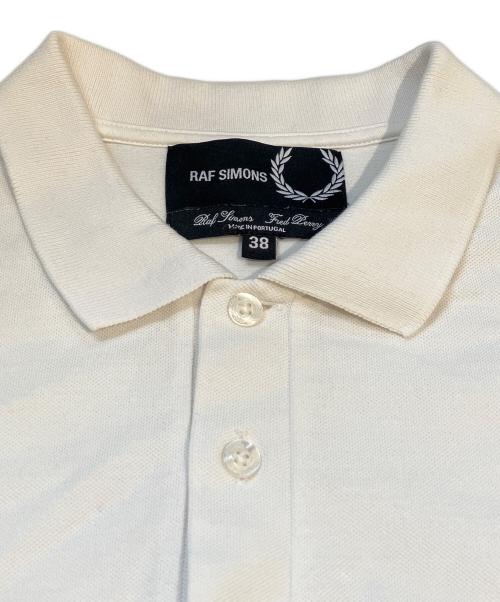 RAF SIMONS（ラフシモンズ）RAF SIMONS (ラフシモンズ) FRED PERRY (フレッドペリー) ポロシャツ ホワイト サイズ:38の古着・服飾アイテム