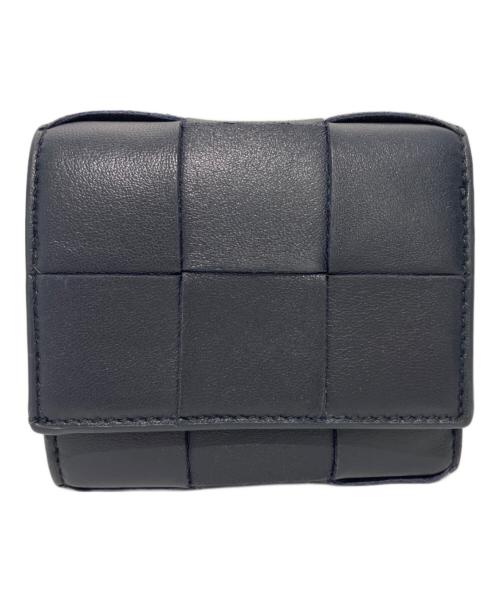 BOTTEGA VENETA（ボッテガベネタ）BOTTEGA VENETA (ボッテガベネタ) カセット マキシイントレチャート三つ折り財布　R00124010W ネイビーの古着・服飾アイテム