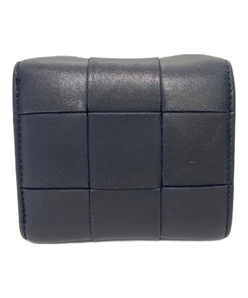 BOTTEGA VENETA（ボッテガベネタ）BOTTEGA VENETA (ボッテガベネタ) カセット マキシイントレチャート三つ折り財布　R00124010W ネイビーの古着・服飾アイテム