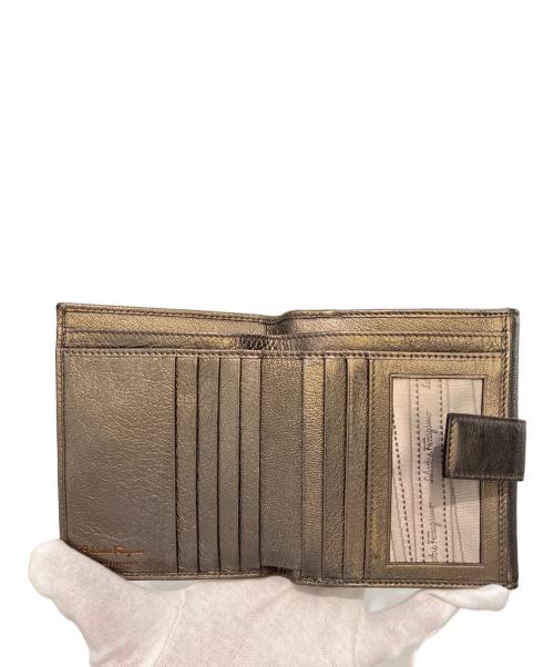 Salvatore Ferragamo（サルヴァトーレ フェラガモ）Salvatore Ferragamo (サルヴァトーレ フェラガモ) レザー二つ折り財布 シルバーの古着・服飾アイテム