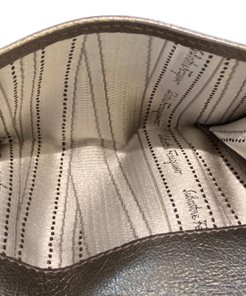 Salvatore Ferragamo（サルヴァトーレ フェラガモ）Salvatore Ferragamo (サルヴァトーレ フェラガモ) レザー二つ折り財布 シルバーの古着・服飾アイテム