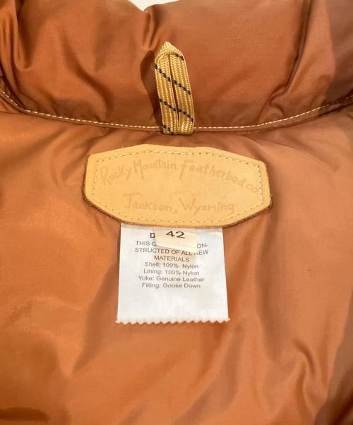 RockyMountainFeatherBed（ロッキーマウンテンフェザーベッド）RockyMountainFeatherBed (ロッキーマウンテンフェザーベッド) ダウンベスト ベージュ サイズ:42の古着・服飾アイテム