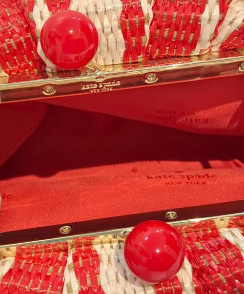 Kate Spade（ケイトスペード）Kate Spade (ケイトスペード) スクランチ ビーチ チェア ストライプ ストロー コンバーチブル クラッチ ショルダーバッグ　KB584 レッド サイズ:-の古着・服飾アイテム