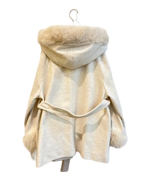 chico（チコ）chico (チコ) ファー付きフード襟マルチwayケープコート　CHZ1052408A0003 ベージュ サイズ:freeの古着・服飾アイテム