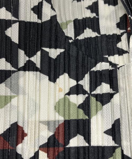 PLEATS PLEASE（プリーツプリーズ）PLEATS PLEASE (プリーツプリーズ) 総柄プリーツジャケット ブラック×ベージュ サイズ:3の古着・服飾アイテム