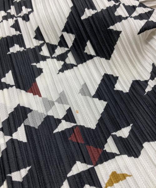 PLEATS PLEASE（プリーツプリーズ）PLEATS PLEASE (プリーツプリーズ) 総柄プリーツジャケット ブラック×ベージュ サイズ:3の古着・服飾アイテム