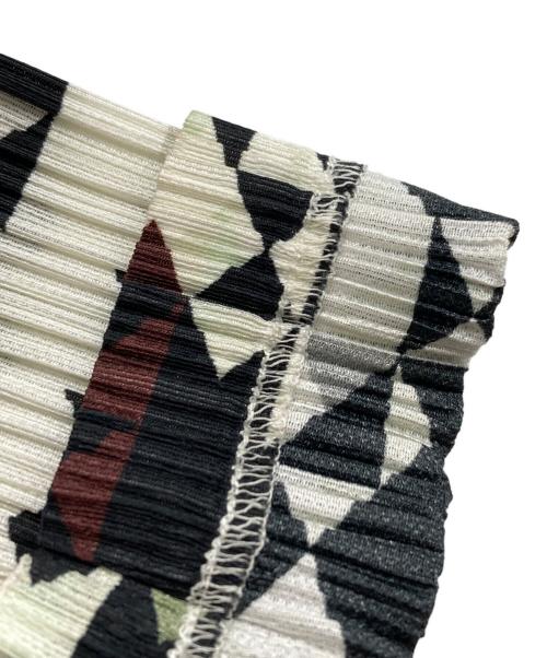 PLEATS PLEASE（プリーツプリーズ）PLEATS PLEASE (プリーツプリーズ) 総柄プリーツジャケット ブラック×ベージュ サイズ:3の古着・服飾アイテム