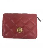 VERSACEヴェルサーチェ）の古着「レザーキルティング2つ折り財布」｜レッド