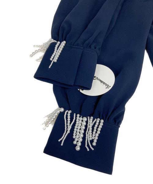 troisiemechaco（トロワズィエムチャコ）troisiemeCHACO (トロワズィエムチャコ) カフスパールブラウス ネイビー サイズ:SIZE 38 未使用品の古着・服飾アイテム