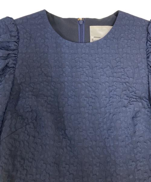 troisiemechaco（トロワズィエムチャコ）troisiemeCHACO (トロワズィエムチャコ) ジャカードギャザースリーブワンピース ネイビー サイズ:SIZE38 未使用品の古着・服飾アイテム