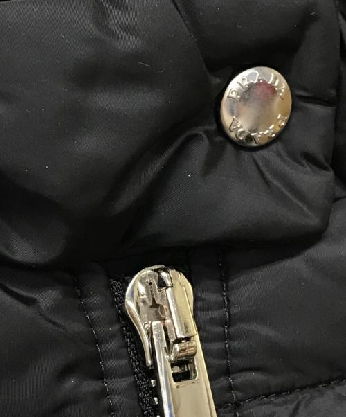 PRADA（プラダ）PRADA (プラダ) 袖トライアングルプレートダウンジャケット ブラック サイズ:SIZE 40の古着・服飾アイテム