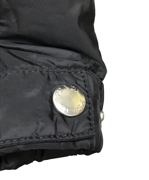 PRADA（プラダ）PRADA (プラダ) 袖トライアングルプレートダウンジャケット ブラック サイズ:SIZE 40の古着・服飾アイテム