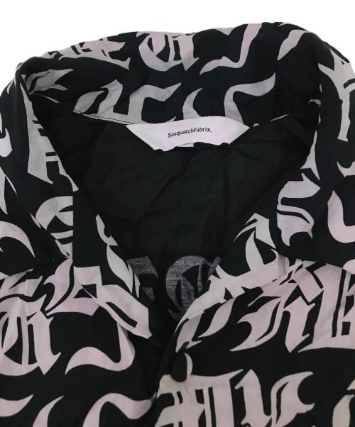 SASQUATCHfabrix.（サスクワッチファブリックス）SASQUATCHfabrix. (サスクワッチファブリックス) 丸岡和吾 (マルオカカズミチ) OPEN COLLAR H/S SHIRT ブラック×グレー サイズ:Sの古着・服飾アイテム