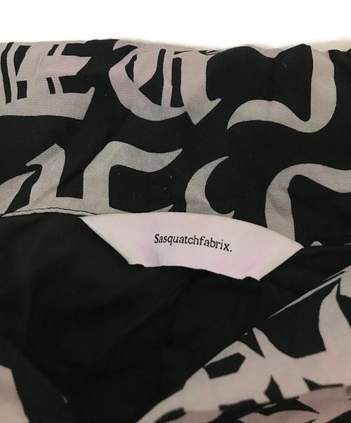 SASQUATCHfabrix.（サスクワッチファブリックス）SASQUATCHfabrix. (サスクワッチファブリックス) 丸岡和吾 (マルオカカズミチ) OPEN COLLAR H/S SHIRT ブラック×グレー サイズ:Sの古着・服飾アイテム