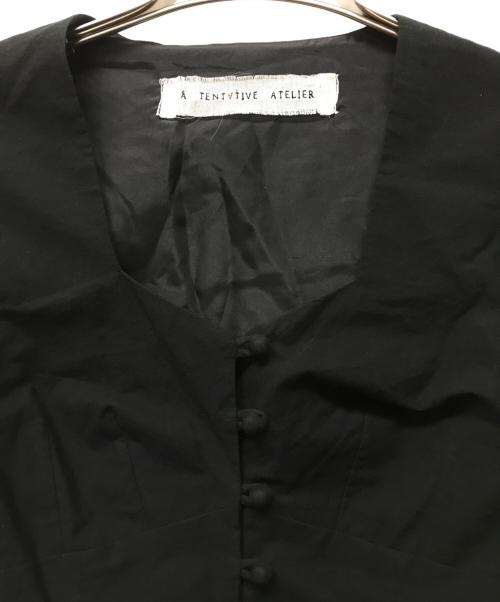 A TENTATIVE A TELIER（ア テンタティブ アトリエ）A TENTATIVE A TELIER (ア テンタティブ アトリエ) スクエアネックブラウス ブラック サイズ:	SIZE 36の古着・服飾アイテム