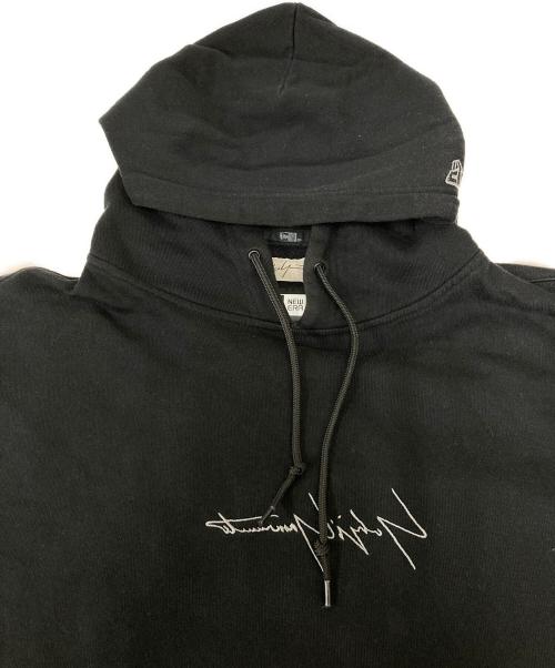 YOHJI YAMAMOTO（ヨウジヤマモト）YOHJI YAMAMOTO (ヨウジヤマモト) New Era (ニューエラ) コラボ反転ロゴパーカー ブラック サイズ:Lの古着・服飾アイテム