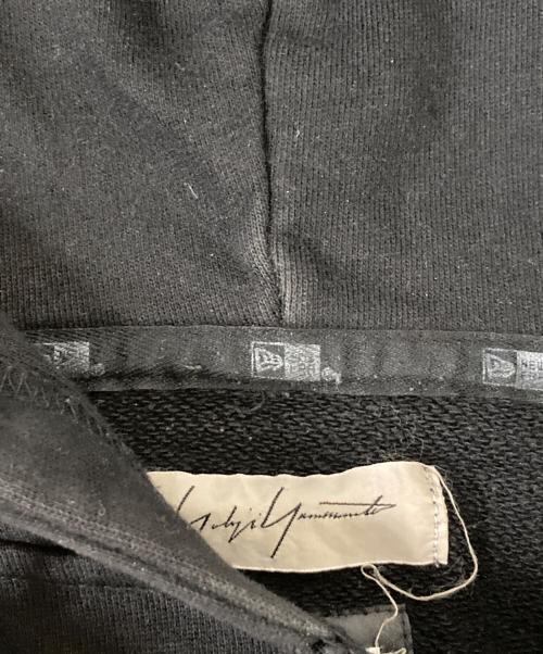 YOHJI YAMAMOTO（ヨウジヤマモト）YOHJI YAMAMOTO (ヨウジヤマモト) New Era (ニューエラ) コラボ反転ロゴパーカー ブラック サイズ:Lの古着・服飾アイテム