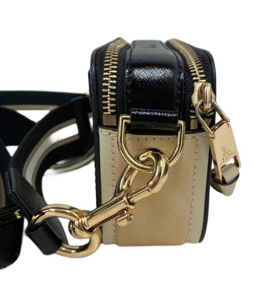 MARC JACOBS（マークジェイコブス）MARC JACOBS (マークジェイコブス) スナップショットショルダーバッグ アイボリーの古着・服飾アイテム