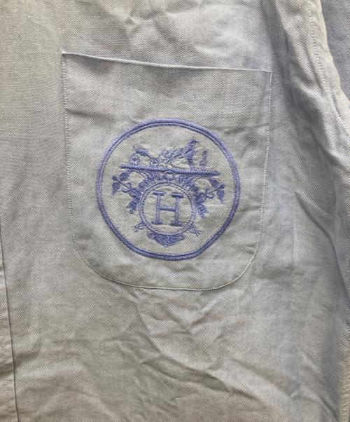 HERMES（エルメス）HERMES (エルメス) セリエボタンエンブレム刺繍シャツ ブルー サイズ:40-15 3/4の古着・服飾アイテム