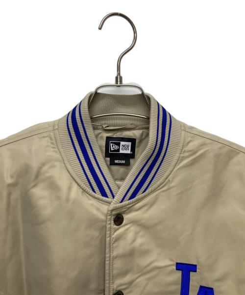 New Era（ニューエラ）New Era (ニューエラ) ナイロンバーシティジャケット ベージュ サイズ:MEDIUM 未使用品の古着・服飾アイテム