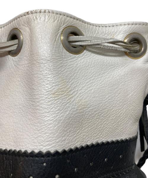 J&M DAVIDSON（ジェイ＆エム デヴィッドソン）J&M DAVIDSON (ジェイ＆エム デヴィッドソン) バイカラーフリンジ巾着ワンショルダーバッグ ホワイト×ブラックの古着・服飾アイテム