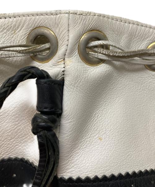 J&M DAVIDSON（ジェイ＆エム デヴィッドソン）J&M DAVIDSON (ジェイ＆エム デヴィッドソン) バイカラーフリンジ巾着ワンショルダーバッグ ホワイト×ブラックの古着・服飾アイテム