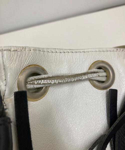 J&M DAVIDSON（ジェイ＆エム デヴィッドソン）J&M DAVIDSON (ジェイ＆エム デヴィッドソン) バイカラーフリンジ巾着ワンショルダーバッグ ホワイト×ブラックの古着・服飾アイテム