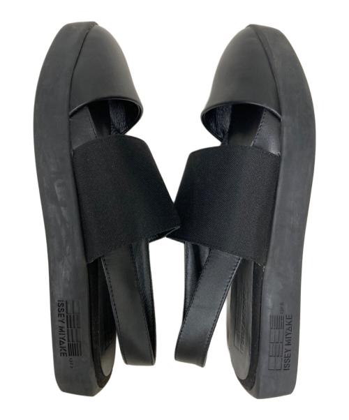 ISSEY MIYAKE 132 5.（イッセイミヤケ 132 5.）ISSEY MIYAKE 132 5. (イッセイミヤケ 132 5.) バンドストラップサンダル ブラック サイズ:表記なしの古着・服飾アイテム