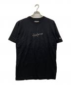 Yohji Yamamoto pour homme×New Eraヨウジヤマモト プールオム×ニューエラ）の古着「ロゴ刺繍TEE」｜ブラック