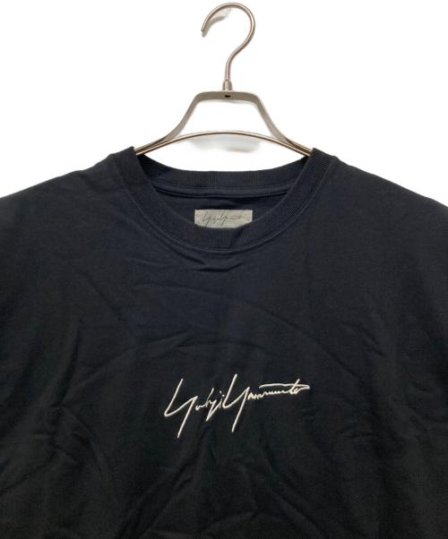 Yohji Yamamoto pour homme（ヨウジヤマモト プールオム）Yohji Yamamoto pour homme (ヨウジヤマモト プールオム) New Era (ニューエラ) ロゴ刺繍TEE ブラック サイズ:X-LARGE 未使用品の古着・服飾アイテム