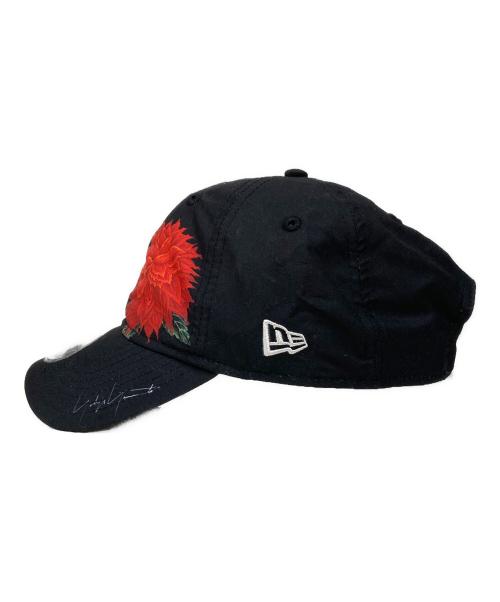Yohji Yamamoto pour homme（ヨウジヤマモト プールオム）Yohji Yamamoto pour homme (ヨウジヤマモト プールオム) New Era (ニューエラ) Red Dhalia Motif Cap 'Black' ブラック サイズ:Freeの古着・服飾アイテム