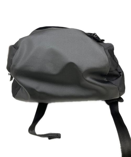 YOHJI YAMAMOTO（ヨウジヤマモト）YOHJI YAMAMOTO (ヨウジヤマモト) New Era (ニューエラ) RED LOGO BAGPACK ブラック 未使用品の古着・服飾アイテム