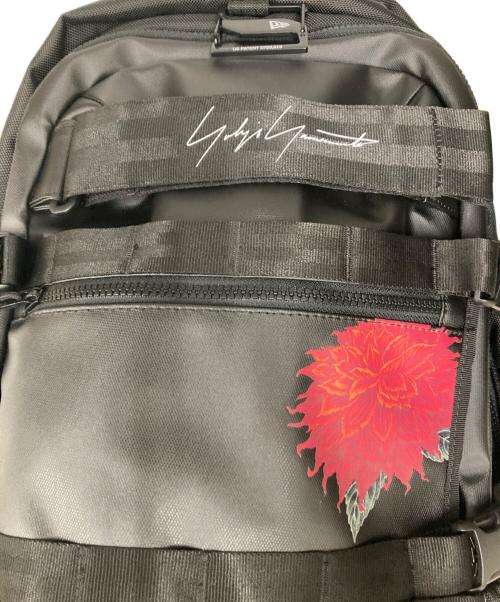 YOHJI YAMAMOTO（ヨウジヤマモト）YOHJI YAMAMOTO (ヨウジヤマモト) New Era (ニューエラ) RED LOGO BAGPACK ブラック 未使用品の古着・服飾アイテム