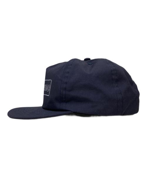 SUPREME（シュプリーム）Supreme (シュプリーム) KAWS Chalk Logo 5-Panel Cap ネイビーの古着・服飾アイテム