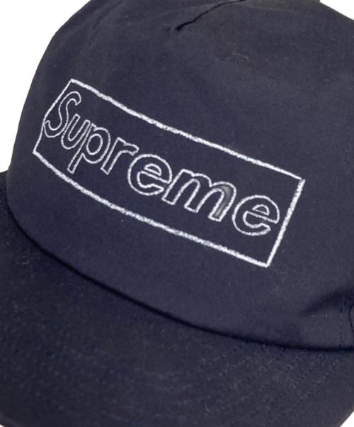 SUPREME（シュプリーム）Supreme (シュプリーム) KAWS Chalk Logo 5-Panel Cap ネイビーの古着・服飾アイテム