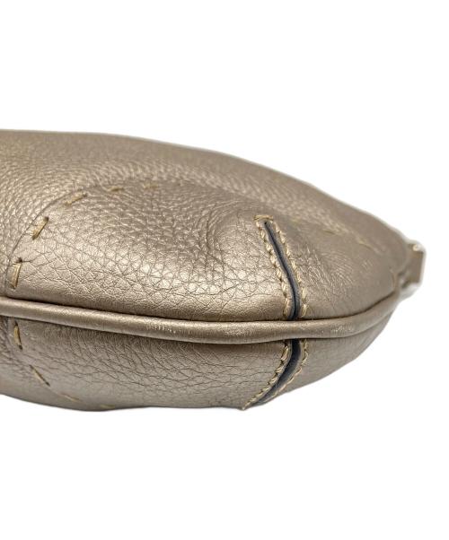 FENDI（フェンディ）FENDI (フェンディ) レザーメタリックショルダーバッグ ベージュの古着・服飾アイテム