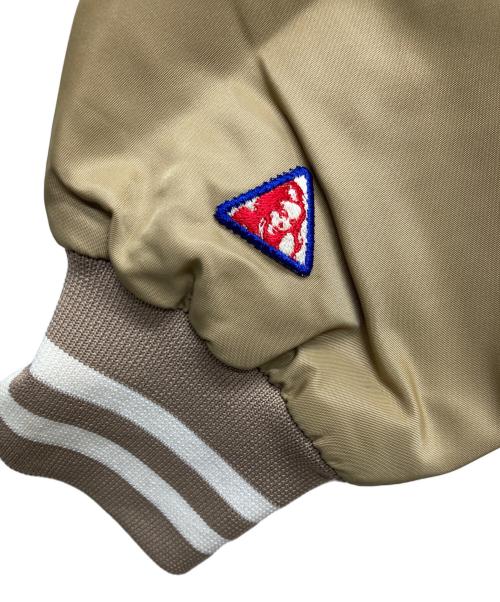 Hysteric Glamour（ヒステリックグラマー）Hysteric Glamour (ヒステリックグラマー) バックアーチロゴ HYSTERIC-G 刺繍 ナイロン スタジャン/02171AB14 ベージュ サイズ:Ｍの古着・服飾アイテム