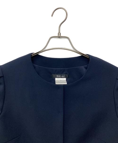 Rene（ルネ）Rene (ルネ) カメリアボタンノーカラー袖フリルジャケット ネイビー サイズ:38の古着・服飾アイテム